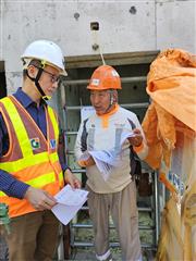 The works departments carried out surprise inspections in the past week, targeting high-risk processes in public works sites, in particular lifting operation and work at height to curb unsafe practices. The Director of Water Supplies, Mr Tony Yau (left), was inspecting a site of the public works under his charge.