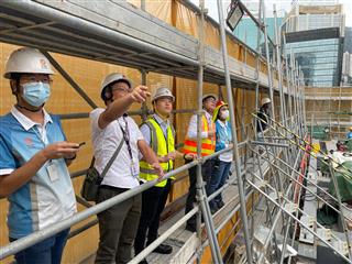 The works departments carried out surprise inspections in the past week, targeting high-risk processes in public works sites, in particular lifting operation and work at height to curb unsafe practices. Principal Assistant Secretary for Development (Works) Mr Terence Lam (fourth left) was inspecting a public works site.