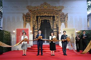 The "Under the Same Roof: Origin and Art of Lingnan Traditional Architecture" exhibition officially opened today (December 12). Photo shows the Secretary for Development, Ms Bernadette Linn (second right); the Director of Art Exhibitions China, Mr Tan Ping (second left); the President of the Cultural Affairs Bureau of the Government of the Macao Special Administrative Region, Ms Leong Wai-man (first right); and the Deputy Director General of the Guangzhou Municipal Culture, Radio, Television and Tourism Bureau, Ms Ou Caiqun (first left), officiating at the opening ceremony.