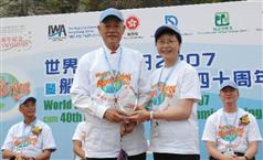 发展局局长林郑月娥今日(十月十四日)下午在西贡船湾淡水湖主持世界水监测日暨船湾淡水湖用四十周年纪念典礼。图示林太颁发纪念品予在四十年前有份参与兴建船湾淡水湖的水务署前工程监督锺苏先生。