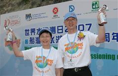 林太与水务署署长兼国际水协中国香港地区委员会主席陈志超一齐举起喇叭枪发号施令，展开由学生进行的水质测试。