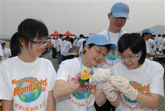 林太与学生一起测试水质中的四个基本特性。