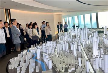 发展局局长宁汉豪（前排左三）和北部都会区统筹办事处主任丘卓恒（前排左二）今日（三月二十八日）前往深圳市罗湖区及坪山区考察，以了解当地片区开发的经验。图示宁汉豪（前排左三）和丘卓恒（前排左二）在罗湖区城脉中心城市展厅听取有关罗湖区笋岗片区和清水河片区规划建设的介绍 。