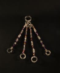 「礼乐和合 探知齐鲁——山东文物特展」今日（五月二十八日）开幕。图示春秋时期的「水晶玛瑙串饰」。