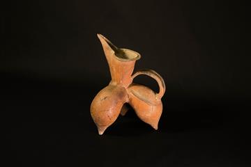 「礼乐和合 探知齐鲁——山东文物特展」今日（五月二十八日）开幕。图示山东史前文化象征器物「红陶袋足鬹」。