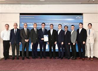 The Civil Engineering and Development Department, the Drainage Services Department and the Highways Department (HyD) today (June 27) received Martin Barnes Awards at an awards presentation ceremony held by the New Engineering Contract Users' Group of the United Kingdom to commend Hong Kong awardees. Photo shows the Permanent Secretary for Development (Works), Mr Ricky Lau (centre); the Director of Highways, Mr Tony Yau (fifth left); and the HyD project team who received the Highly Commended Award of the Recognising Project Excellence and Innovation category, at the awards presentation ceremony.