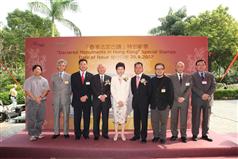 Postmaster General Mr Tam Wing-pong (fourth right), Secretary for Development Mrs Carrie Lam (center), Chairman of Antiquities Advisory Board Mr Edward Ho (fourth left) and stamp designer Mr Freeman Lau (third right), with VIP guests. 