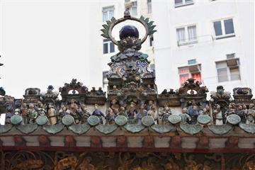 政府今日（十月十日）刊宪，根据《古物及古迹条例》将位于坚尼地城的鲁班先师庙列为法定古迹。图示庙宇屋脊的陶塑。