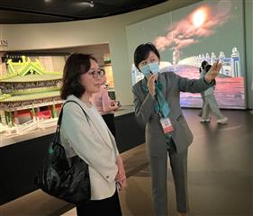 发展局局长甯汉豪今日（七月二十四日）继续在北京的访问行程。图示甯汉豪（左）参观首都博物馆。