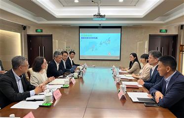 发展局局长甯汉豪今日（七月二十四日）继续在北京的访问行程。图示甯汉豪（左二）与国务院国有资产监督管理委员会国际合作局副局长谢晖（右二）会面。发展局常任秘书长（工务）刘俊杰（左一）和北部都会区统筹办事处主任丘卓恒（左三）亦有出席。