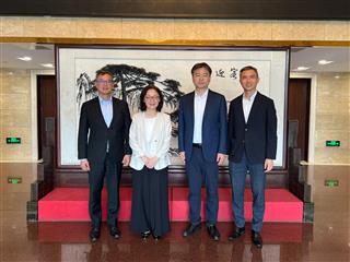 发展局局长甯汉豪今日（七月二十四日）继续在北京的访问行程。图示甯汉豪（左二）、国务院国有资产监督管理委员会国际合作局副局长谢晖（右二）、发展局常任秘书长（工务）刘俊杰（左一）和北部都会区统筹办事处主任丘卓恒（右一）合照。