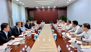 发展局局长甯汉豪今日（七月二十三日）展开北京访问行程。图示甯汉豪（左三）和发展局常任秘书长（工务）刘俊杰（左二）与住房和城乡建设部副部长秦海翔（右三）会面。