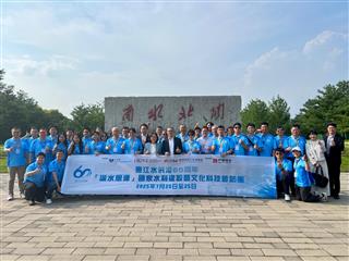 发展局局长甯汉豪今日（七月二十三日）展开北京访问行程。图示甯汉豪（前排左八）和发展局常任秘书长（工务）刘俊杰（前排左九）与「识水思源」国家水利建设暨文化科技参访团参观南水北调中线工程的终点站——团城湖调节池。