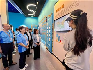 发展局局长甯汉豪今日（七月二十三日）展开北京访问行程。图示甯汉豪（右二）和发展局常任秘书长（工务）刘俊杰（左三）与「识水思源」国家水利建设暨文化科技参访团参观团城湖调节池，并在南水北调工程展厅听取有关工程的介绍。