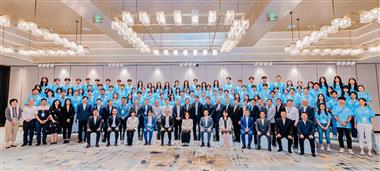 由水务署、香港工程师学会及香港教育工作者联会合办的「识水思源」国家水利建设暨文化科技参访团今日（七月二十五日）在北京圆满结束。图示国务院港澳事务办公室四局局长陈伟（第一排右六）、水利部国际合作与科技司一级巡视员倪莉（第一排右五）、发展局局长甯汉豪（第一排左六）、国务院港澳事务办公室三局副局长曹庆涛（第一排右四）、中央人民政府驻香港特别行政区联络办公室教育科技部副部长叶水球（第一排右三）、发展局常任秘书长（工务）刘俊杰（第一排左五）、广东省水利厅一级巡视员孟帆（第一排右二）、水务署署长黄恩诺（第一排左四）及其他嘉宾与参访团团员合照。