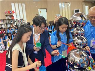 由水务署、香港工程师学会及香港教育工作者联会合办的「识水思源」国家水利建设暨文化科技参访团今日（七月二十五日）在北京圆满结束。参访团行程包括到郑州、安阳、北京等地，参访国家重点水利建设，以及文化历史及科技地标。图示参访团中学生团员与当地的中学生进行互动交流，并一同参与以东江水为主题的艺术装置创作。水务署署长黄恩诺（左二）参与其中。