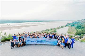 由水务署、香港工程师学会及香港教育工作者联会合办的「识水思源」国家水利建设暨文化科技参访团今日（七月二十五日）在北京圆满结束。参访团行程包括到郑州、安阳、北京等地，参访国家重点水利建设，以及文化历史及科技地标。图示参与的专业界别人员参观位于郑州市的「南水北调」中线「穿黄工程」。