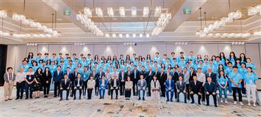 发展局局长甯汉豪今日（七月二十五日）在北京率领香港「识水思源」国家水利建设暨文化科技参访团出席座谈会。图示甯汉豪（第一排左六）、国务院港澳事务办公室四局局长陈伟（第一排右六）及其他嘉宾与参访团团员合照。