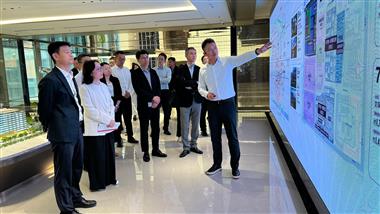 发展局局长甯汉豪（左二）今日（七月二十五日）在北京考察市区更新项目，听取有关西城区中海大吉巷项目的介绍。