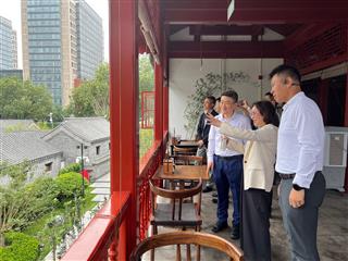 发展局局长甯汉豪（右二）今日（七月二十五日）在北京考察市区更新项目——西城区中海大吉巷，实地了解该片区改造如何达致新与旧的共融。