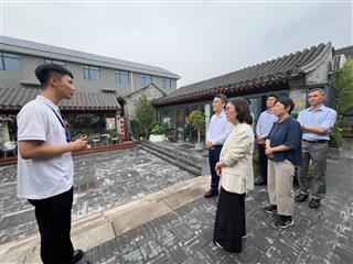 发展局局长甯汉豪（左三）今日（七月二十五日）在北京考察姚江胡同共生街区，了解如何改善旧区设施和活用老旧房舍。