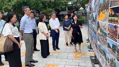 发展局局长甯汉豪（左四）今日（七月二十五日）在北京考察市区更新项目，听取有关西单北大街项目的介绍。