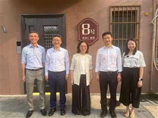 发展局局长甯汉豪（中）今日（七月二十五日）在北京考察桦皮厂胡同8号楼原地重建及回迁项目，了解到项目采用混凝土组装合成建筑法建造，大幅缩短工期至三个月。