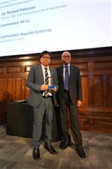 发展局及工务部门于六月十六日（伦敦时间）在英国伦敦举行的二○二五年度新工程合约「Martin Barnes」 奖项颁奖典礼夺得九个奖项。图示发展局副秘书长（工务）何英杰（左）在典礼接受「卓越贡献」组别大奖。