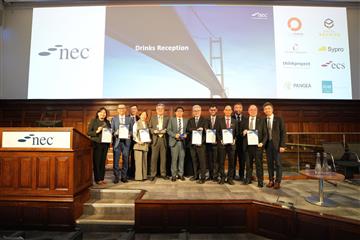 发展局及工务部门于六月十六日（伦敦时间）在英国伦敦举行的二○二五年度新工程合约「Martin Barnes」 奖项颁奖典礼夺得九个奖项。图示发展局及工务部门的得奖者及代表合照。