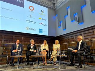 机电工程署署长潘国英（左二）于六月十六日（伦敦时间）出席在英国伦敦举行的新工程合约组织二○二五年度会议，与一众国际专家交流。