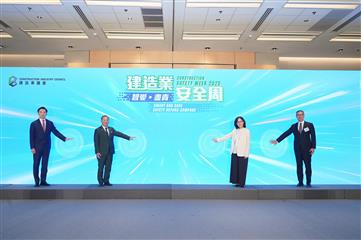 「建造业安全周2025」今日（八月二十五日）至八月二十九日举行。图示发展局局长甯汉豪（右二）、发展局常任秘书长（工务）刘俊杰（右一）、建造业议会主席何安诚教授（左二）和建造业议会建造安全专责委员会主席王绍恒（左一）主持开幕典礼。