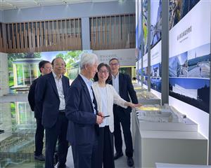 发展局局长甯汉豪昨日（八月二十六日）下午展开广州访问行程。图示甯汉豪（右二）和发展局常任秘书长（工务）刘俊杰（右一）在华南理工大学建筑学院名誉院长何镜堂教授（中）陪同下，参观「何镜堂团队建筑作品展」。