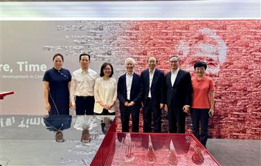 发展局局长甯汉豪昨日（八月二十六日）下午展开广州访问行程。图示甯汉豪（左三）和发展局常任秘书长（工务）刘俊杰（右二）在广东省人力资源和社会保障厅厅长杜敏琪（左二）和华南理工大学建筑学院名誉院长何镜堂教授（中）陪同下，参观「何镜堂团队建筑作品展」。