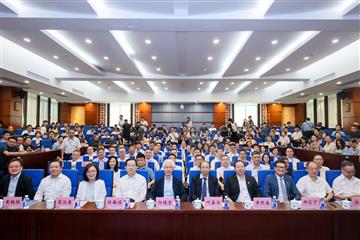 发展局局长甯汉豪（第一排左三）今日（八月二十七日）在广州出席「粤港建筑建造业专业人才能力提升高级研修班」开班仪式暨「粤港澳大湾区人才港大讲堂」活动。