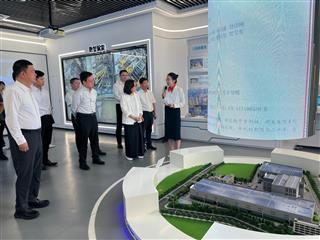 发展局局长甯汉豪今日（八月二十七日）在广州白云区参观中建新型建造循环经济产业园区。图示甯汉豪（右三）在展厅听取产业园发展的介绍。