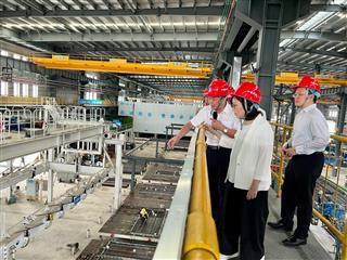 发展局局长甯汉豪今日（八月二十七日）在广州白云区参观中建新型建造循环经济产业园区。图示甯汉豪（中）参观产业园区的混凝土预制件生产车间，了解其智能化运作。