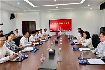 发展局局长甯汉豪今日（八月二十七日）在广州白云区参观中建新型建造循环经济产业园区。图示甯汉豪（右二）与广东省住房和城乡建设厅副厅长杨清淦（左三）及产业园区负责人就产业园的发展交流意见。