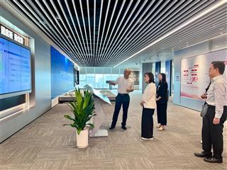 发展局局长甯汉豪今日（八月二十七日）考察广州松溪片区城中村改造项目。图示甯汉豪（左二）参观城中村改造城市展厅，听取有关片区发展及市区更新项目的介绍。