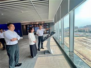 发展局局长甯汉豪今日（八月二十七日）考察广州松溪片区城中村改造项目。图示甯汉豪（左二）参观城中村改造城市展厅，听取有关片区发展及市区更新项目的介绍。