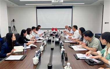 发展局局长甯汉豪今日（八月二十七日）考察广州松溪片区城中村改造项目。图示甯汉豪（左三）与广东省住房和城乡建设厅副厅长杨清淦（右四）及广州市住房和城乡建设局人员就征地、受影响住户和商户的搬迁安排及发展配套等进行交流。