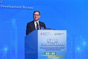 第31届「公德地盘嘉许计划」颁奖典礼今日（八月二十九日）举行，表扬多个安全表现卓越的建造业承建商、工地监督团队、项目领导、前线工地监工和工友。图示发展局常任秘书长（工务）刘俊杰致辞。