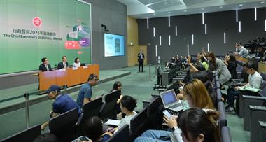 财政司司长陈茂波（中）今日（九月十八日）联同财政司副司长黄伟纶（左）和发展局局长甯汉豪（右）举行记者会，阐述《行政长官2025年施政报告》有关推动北部都会区和产业发展措施。