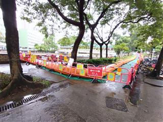 超强台风桦加沙引致的风暴潮可能会令本港沿岸水位上升。为应对可能出现的水浸，渠务署在大埔北盛街设置临时充水式挡水坝。