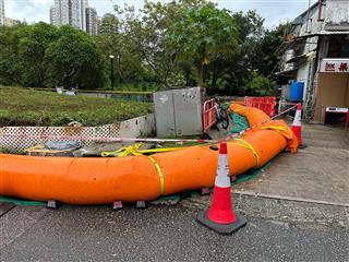 超强台风桦加沙引致的风暴潮可能会令本港沿岸水位上升。为应对可能出现的水浸，渠务署在大埔普益里设置临时充水式挡水坝。