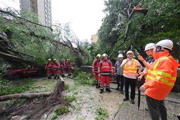 政务司司长陈国基（右三）今日（九月二十四日）下午到中西区一个塌树及山泥倾泻现场，实地视察情况，了解各部门的清理善后进度。