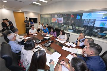 政务司司长陈国基（前排右六）今日（九月二十四日）下午主持应对极端天气督导委员会会议，听取相关局长和部门首长有关超强台风桦加沙的最新汇报，全面检视各政府部门最新的应急及善后工作进展。