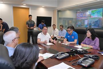 政务司司长陈国基（前排右三）今日（九月二十四日）下午主持应对极端天气督导委员会会议，听取相关局长和部门首长有关超强台风桦加沙的最新汇报，全面检视各政府部门最新的应急及善后工作进展。