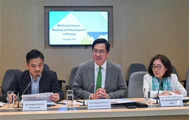 财政司副司长黄伟纶（中）今日（十月三日）主持「北都发展委员会」辖下「规划及发展工作组」首次会议。发展局局长甯汉豪（右）和特首政策组组长黄元山博士（左）一同出席。