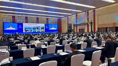 发展局局长甯汉豪今日（十月二十八日）在重庆出席2025年世界城市日中国主场活动。图示甯汉豪在全球城市可持续发展市长论坛作主旨演讲。