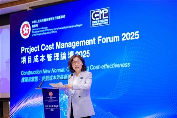 发展局今日（十一月七日）举办项目成本管理论坛2025，以「建筑新常态：共创成本效益新格局」为主题，探讨如何通过优化采购策略与应用创新技术，加强建造项目的成本管理，提升成本效益。图示发展局局长甯汉豪在论坛上致辞。